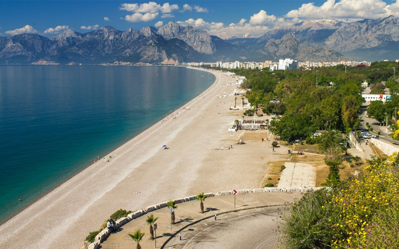 antalya da akşam gezilecek yerler konyaaltı plajı