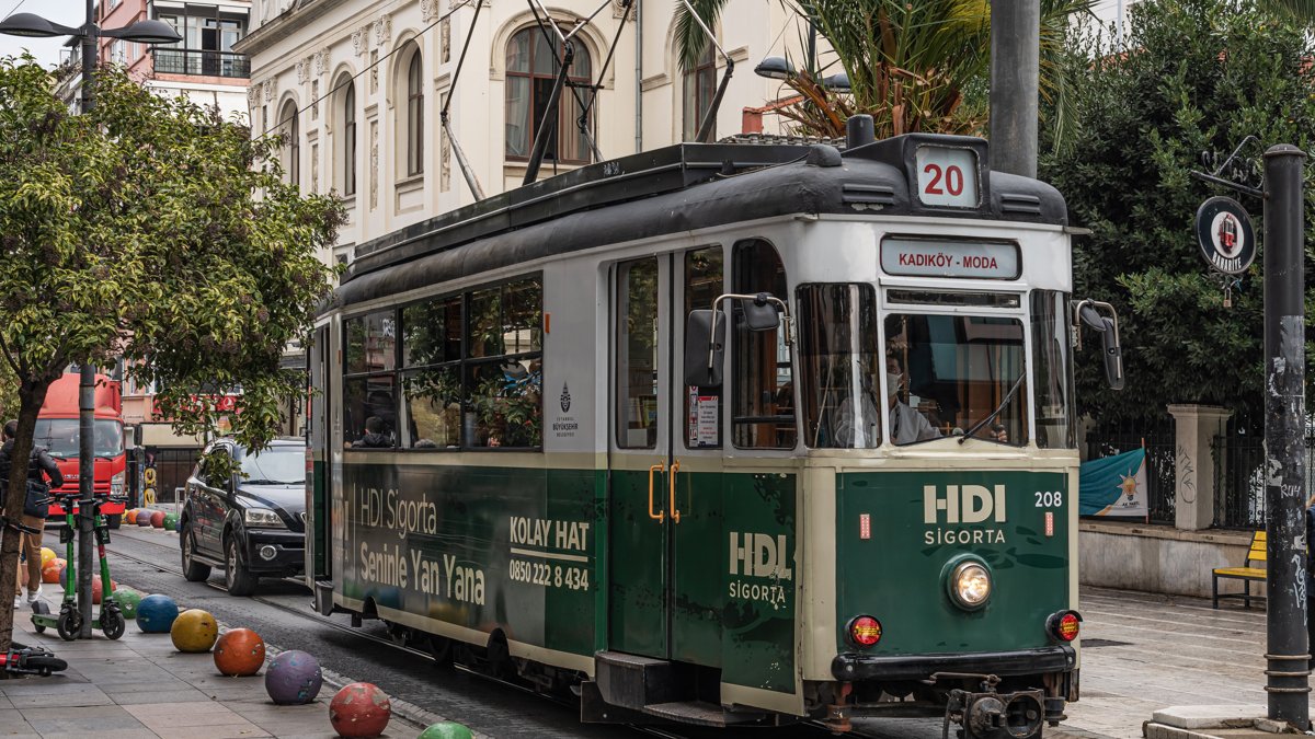 Bahariye Caddesi nostaljik tramvay - Kadıköy